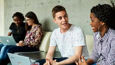 Des étudiants et des étudiantes