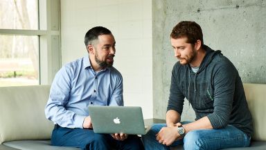 Deux hommes devant un ordinateur portable