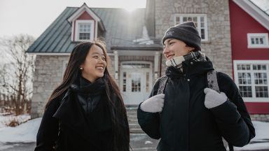 Deux étudiantes sur le campus