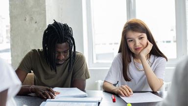 2 étudiants assis l'un à côté de l'autre