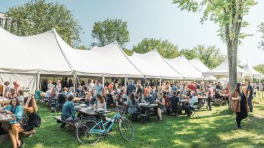 Groupe de personnes mangeant à des tables de pique-nique