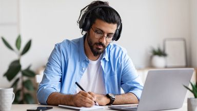 homme travaillant à l'ordinateur
