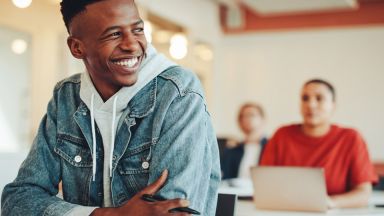 Jeune homme dans une salle de classe