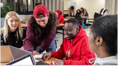 Étudiants devant un ordinateur