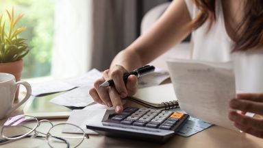 Personne qui fait des calculs