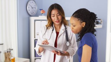 Jeune femme avec médecin