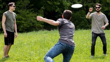 Jeunes hommes jouant au frisbee