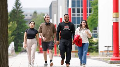 Étudiants qui marchent sur le campus