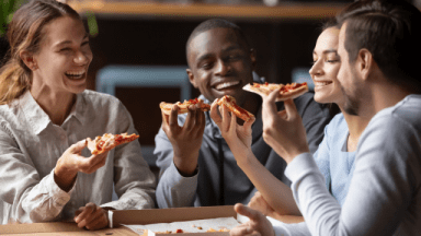 Étudiants qui mangent une pizza