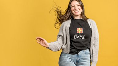 étudiante sur fond jaune
