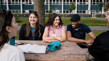 Groupe d'étudiants assis à une table