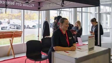 employée à un kiosque d'information
