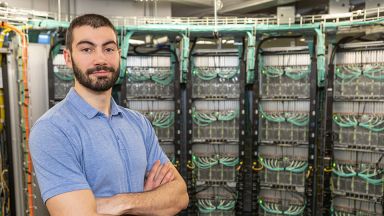 étudiant devant des serveurs informatique