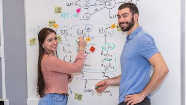deux étudiants devant un tableau