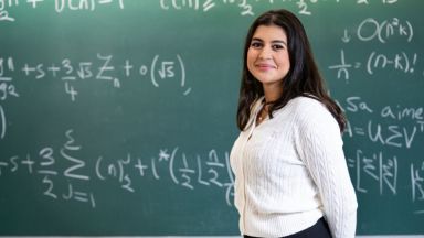 étudiante devant un tableau avec des formules