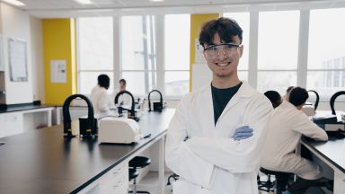 étudiant dans un laboratoire