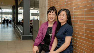 deux femmes assises sur un banc
