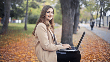 Étudiante avec son portable à l'extérieur