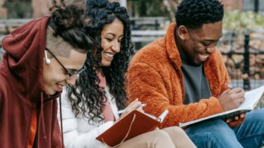 trois étudiants avec des carnets