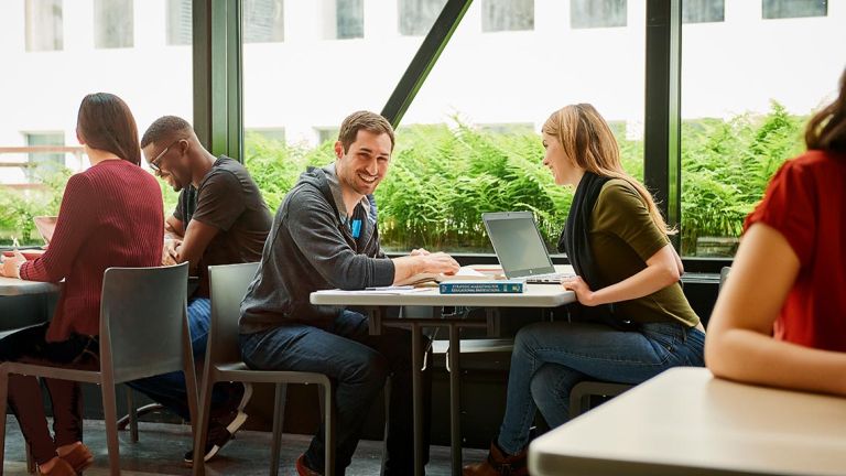 Un étudiant et une étudiante