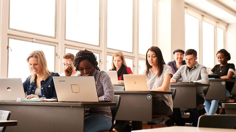 Groupe d'étudiants et d'étudiantes dans une classe