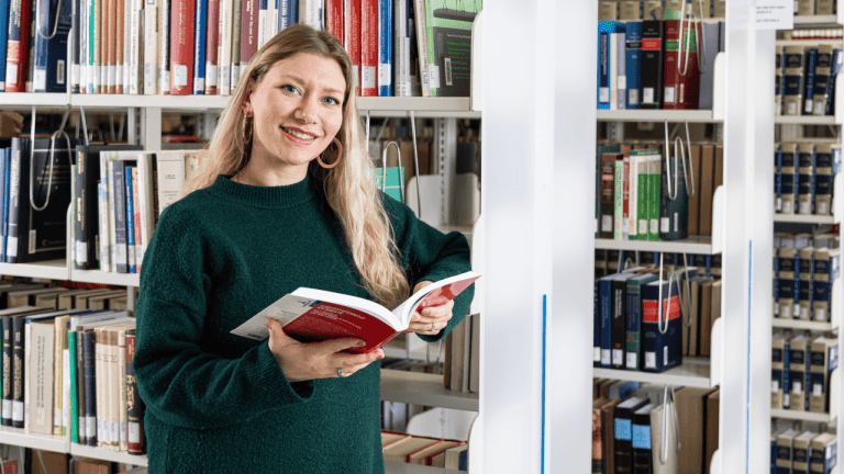 étudiante à la bibliothèque
