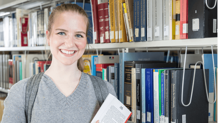 étudiante à la bibliothèque