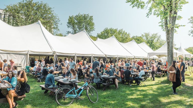 Groupe de personnes mangeant à des tables de pique-nique