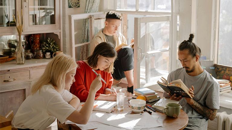 Un groupe d'étudiants qui étudient autour d'une table