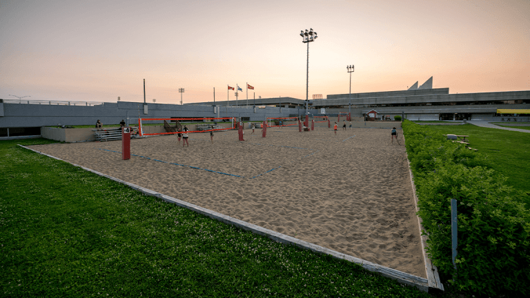 Terrain de volleyball du PEPS