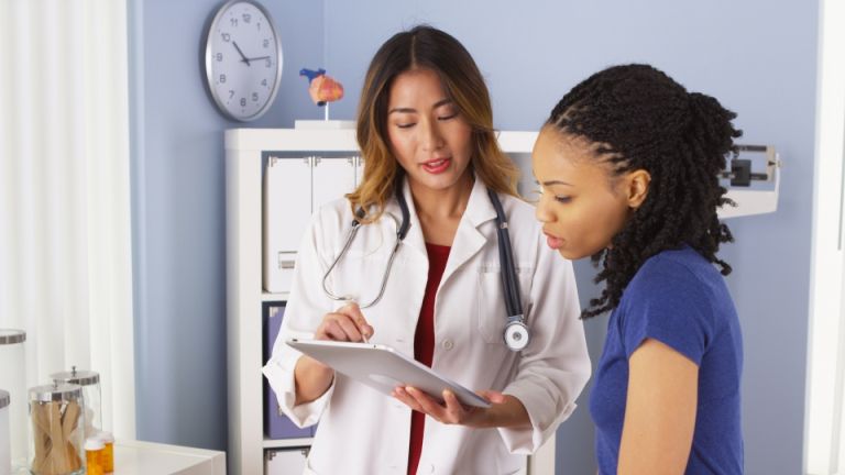 Jeune femme avec médecin