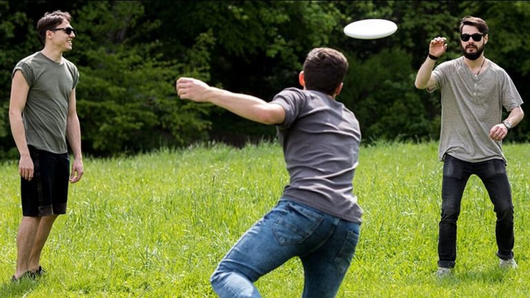Jeunes hommes jouant au frisbee